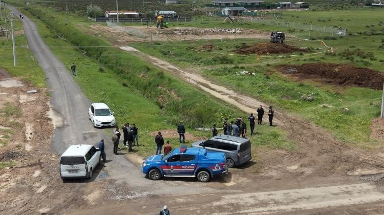 AKSARAY'DA GÜBRE DOLU RÖMORKU BOŞALTMAYA ÇALIŞTIĞI SIRADA BİR ANDA KAPAĞIN AÇILMASIYLA DÖKÜLEN...