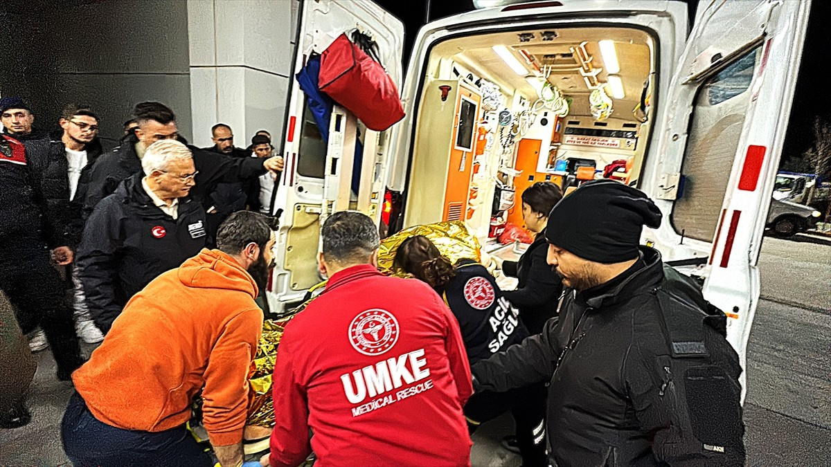 Aksaray'da Hasan Dağı'na zirve tırmanışı yaparken mahsur kalan 2 üniversite öğrencisi kurtarıldı....