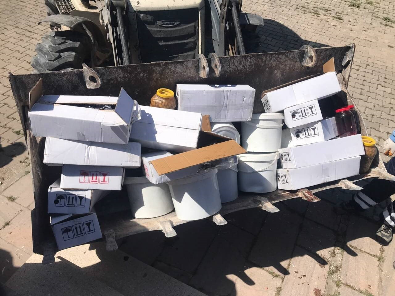 AKSARAY'DA KAMYONDA ELE GEÇİRİLEN 4 TON 253 KİLO KAÇAK GIDA ÜRÜNÜ İMHA EDİLDİ.