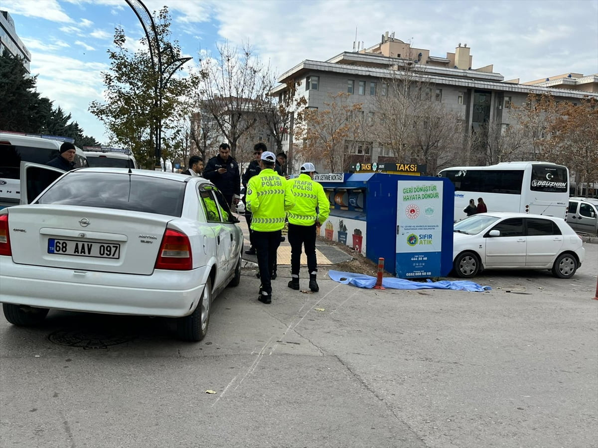 Aksaray'da otomobil ile motosikletin çarpışması sonucu 1 kişi hayatını kaybetti, bir kişi...