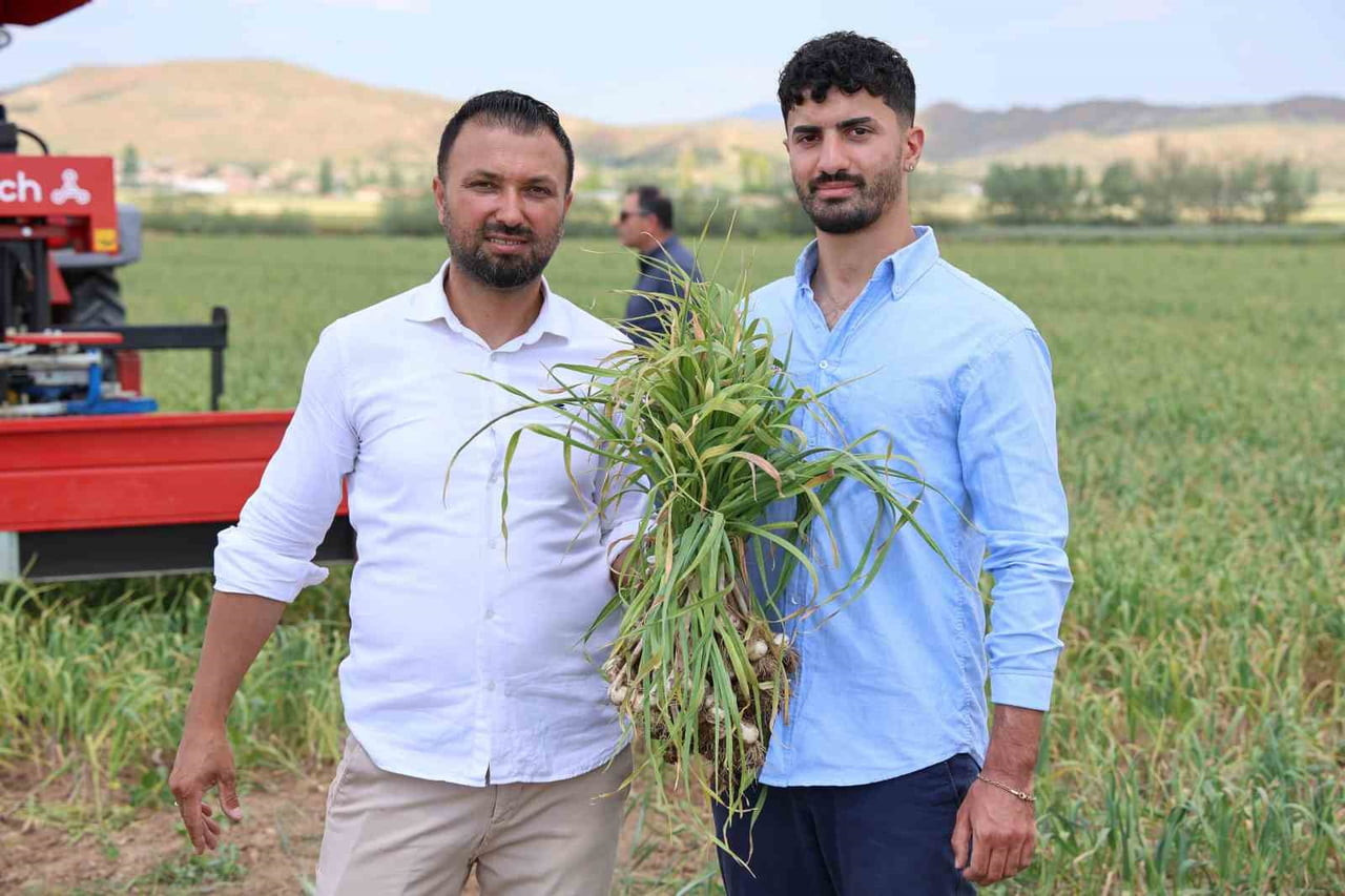 AKSARAY'DA SARIMSAK ÜRETİMİ YAPAN UĞUR ÖNGÜN (SOLDA), İSPANYA’DA SARIMSAK ÜRETİM VE ENDÜSTRİYEL...