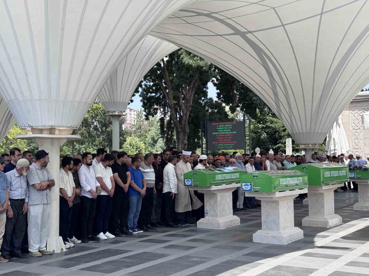 AKSARAY'DA SÜRÜCÜSÜNÜN DİREKSİYON HAKİMİYETİNİ KAYBETTİĞİ OTOMOBİL ŞARAMPOLE YUVARLANDIĞI KAZADA...