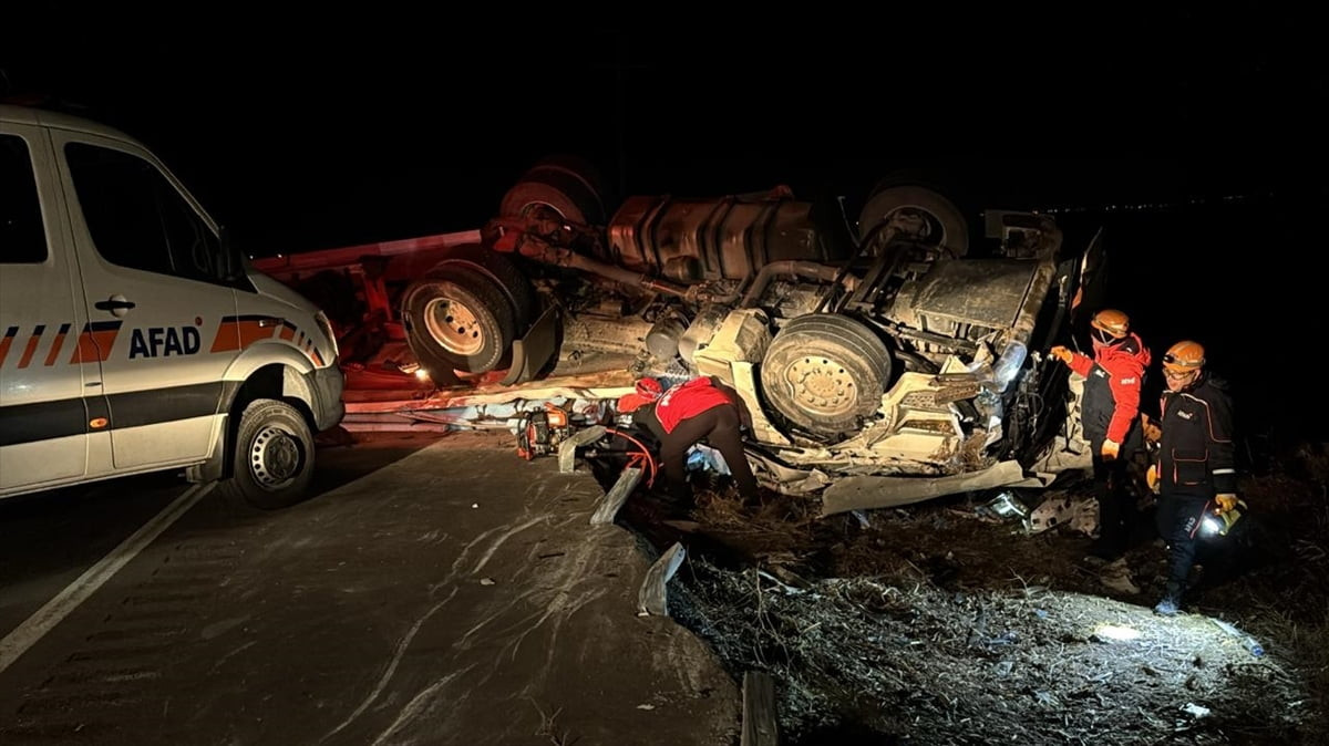 Aksaray'da tırın devrilmesi sonucu sürücü hayatını kaybetti. İhbar üzerine kaza yerine 112 Acil...