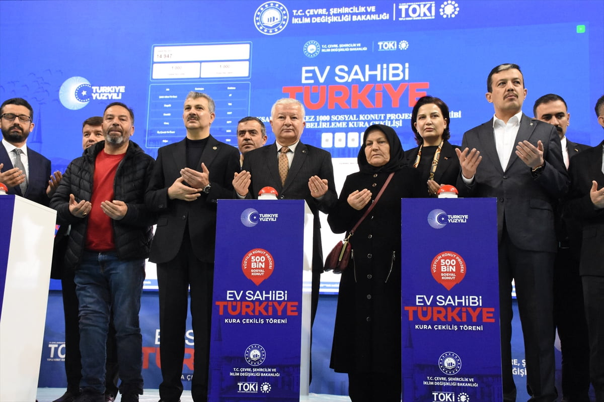 Aksaray'da, Yüzyılın Konut Projesi kapsamında inşa edilecek 2 bin 353 konutun hak sahibi, çekilen...