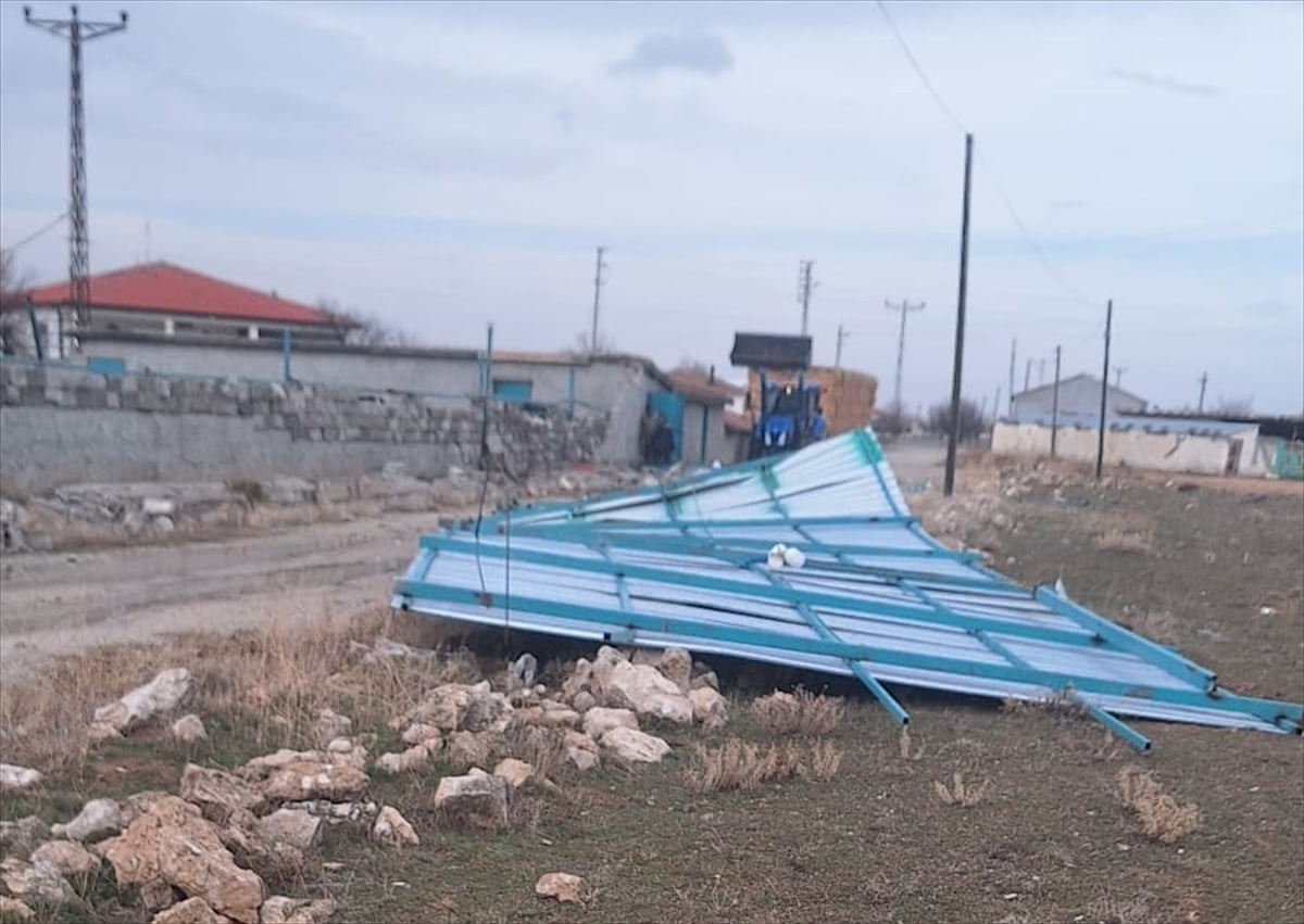 Aksaray'ın Eskil ilçesinde, kuvvetli rüzgar nedeniyle uçan çatının altında kalan kişi ağır...