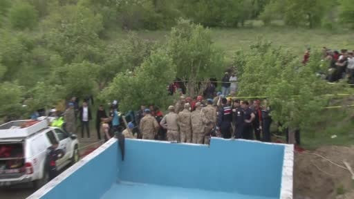 Aksaray'ın Koçpınar köyünde bahçedeki su kuyusunda temizlik yaparken zehirlenen 4 vatandaştan 3'ü...