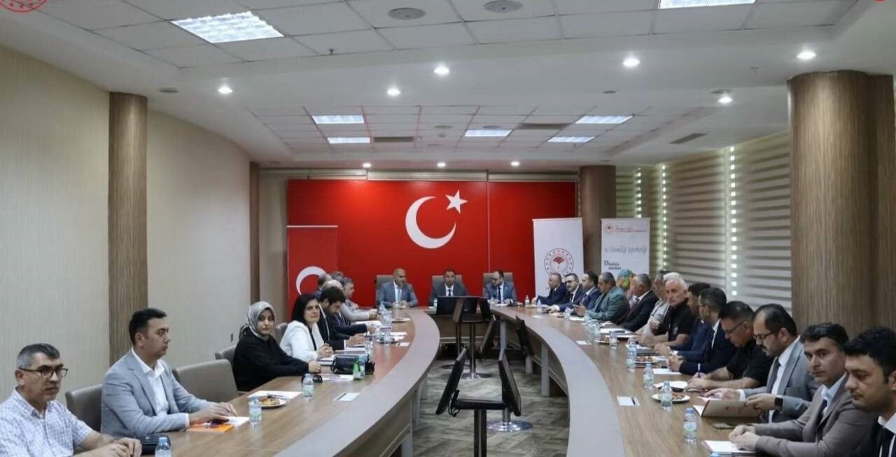 AKSARAY’DA 2026 YILI İL SU KURULU TOPLANTISI GERÇEKLEŞTİRİLDİ. KURAKLIKLA MÜCADELE, SU VERİMLİLİĞİ...