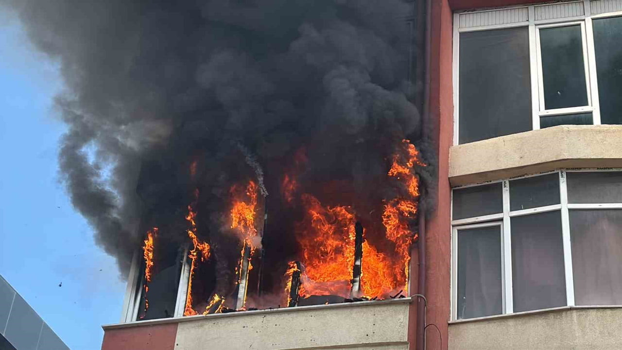 AKSARAY’DA 4 KATLI BİNANIN 3. KATINDAKİ DAİREDE YANGIN ÇIKTI. KORKUTAN YANGINDA DAİRE ALEV ALEV...