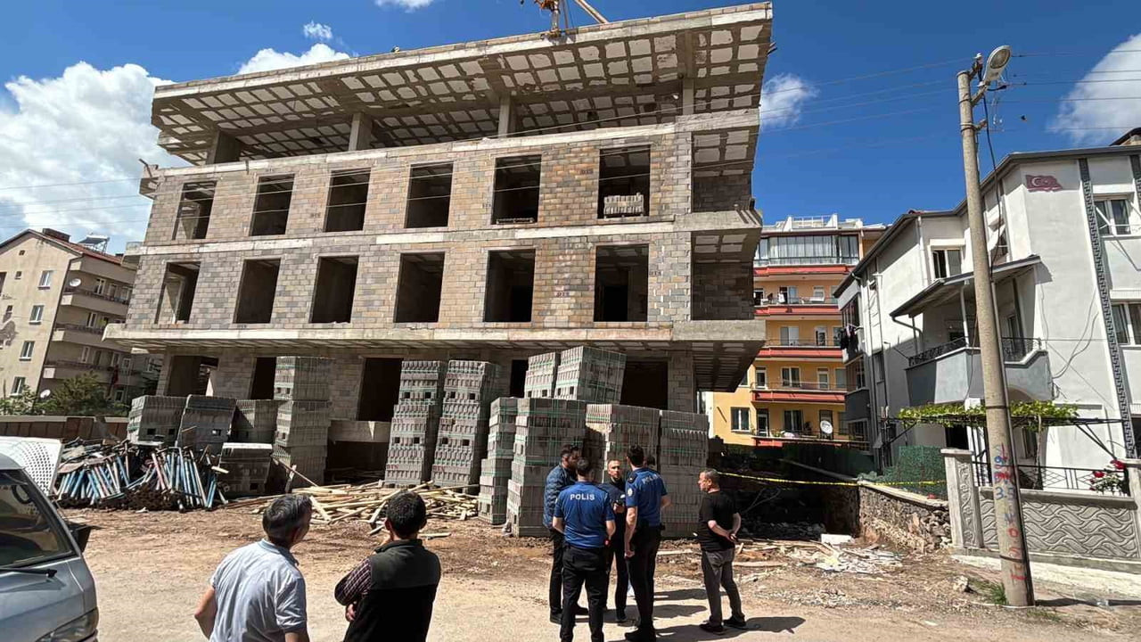 AKSARAY’DA 4 KATLI İNŞAATIN 4. KATINDAN YANDAKİ APARTMAN DUVARININ KORKULUK DEMİRLERİ ÜZERİNE...