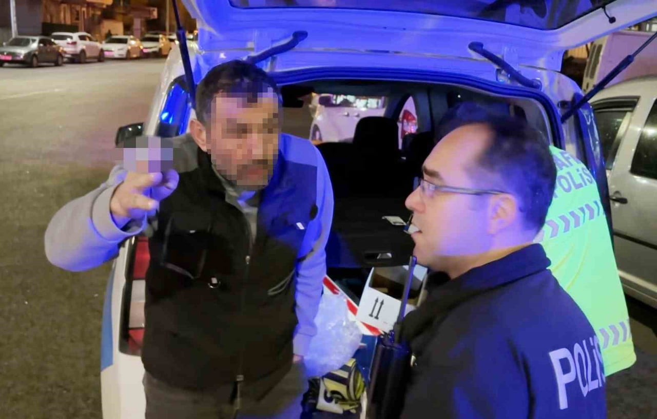 AKSARAY’DA ALKOL ALDIKTAN SONRA ARACINA BİNİP TRAFİĞE ÇIKAN SÜRÜCÜ (FOTOĞRAFTA) CADDE ÜZERİNDE...