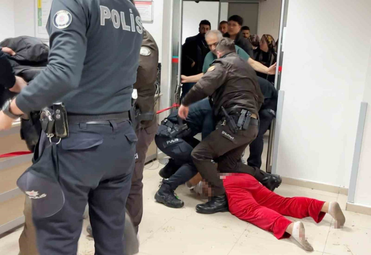 AKSARAY’DA ANNESİNİ SEVGİLİSİYLE YAKALAYAN GENÇ ADAMI GÖĞSÜNDEN VE SIRTINDAN BIÇAKLAYARAK AĞIR...