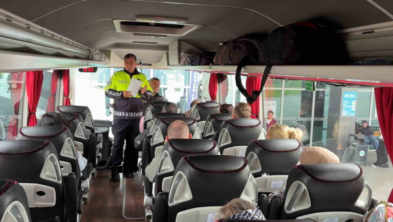 AKSARAY’DA BAYRAM ÖNCESİ YOĞUNLUK YAŞANAN ŞEHİRLERARASI OTOBÜS TERMİNALİNDE TRAFİK POLİSLERİ YOLCU...