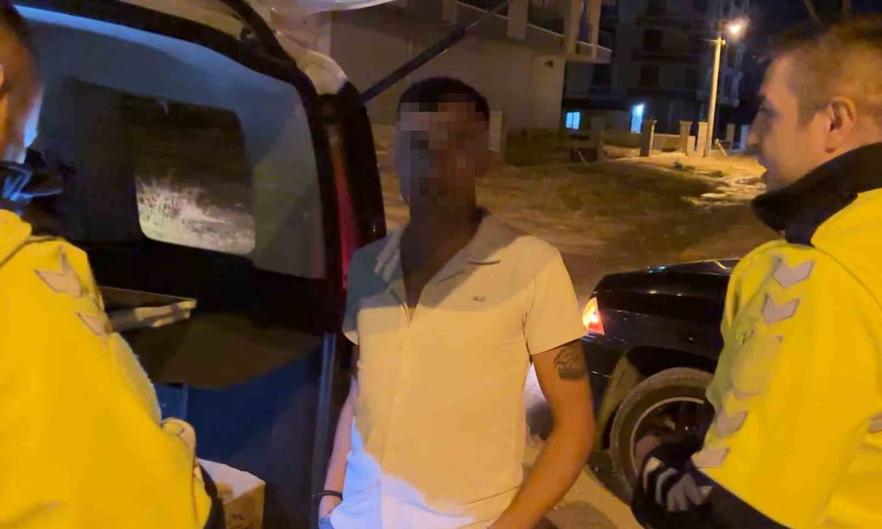 AKSARAY’DA DİREKSİYON HAKİMİYETİNİ KAYBEDİP DÖNEL KAVŞAĞA ÇARPARAK DURABİLEN GENÇ SÜRÜCÜ, ÖNCE...