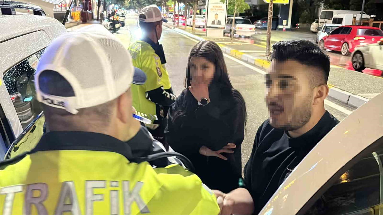 AKSARAY’DA HELEZONU KESİK VE CAMLARI FİLMLİ ARAÇLA POLİSİN UYGULAMASINA TAKILAN GENÇ, CEZA...