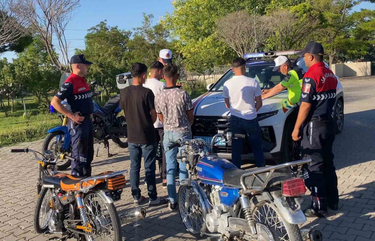AKSARAY’DA HEM KENDİ CANLARINI HEM DE TRAFİKTEKİ DİĞER SÜRÜCÜLERİN CANINI HİÇE SAYARAK KARAYOLUNDA...