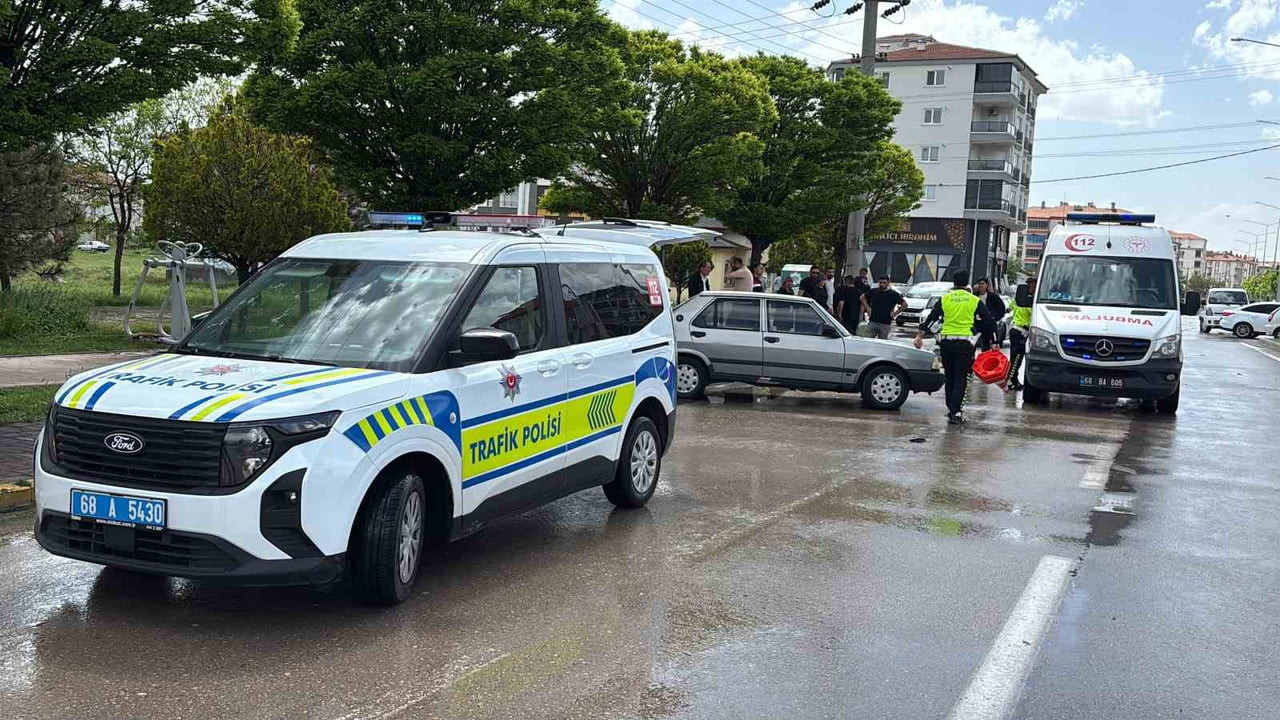 AKSARAY’DA KARŞIDAN KARŞIYA GEÇMEK İSTERKEN OTOMOBİLİN ÇARPTIĞI YAŞLI KADIN AĞIR...