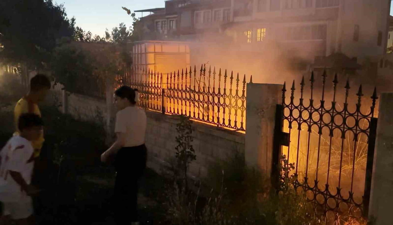 AKSARAY’DA KREŞİN BAHÇESİNDE BAŞLAYIP YAN EVİN BHÇELERİNE VE YOLA DA SIÇRAYAN OT YANGINI KISA...