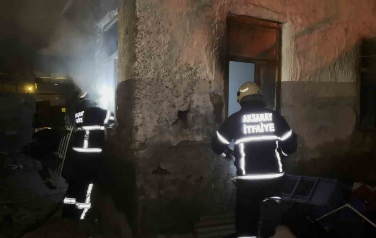 AKSARAY’DA METRUK EVDE ÇIKAN YANGIN MAHALLEDE PANİĞE NEDEN OLURKEN YANGIN BÜYÜMEDEN İTFAİYE...