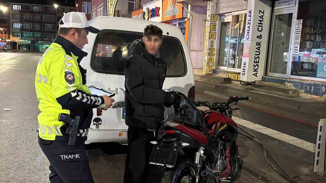 AKSARAY’DA PLAKASINI SÖKÜP TRAFİĞE ÇIKTIĞI ABART EGZOZLU MOTOSİKLETİ İLE BEKÇİLERİN YANINDAN...