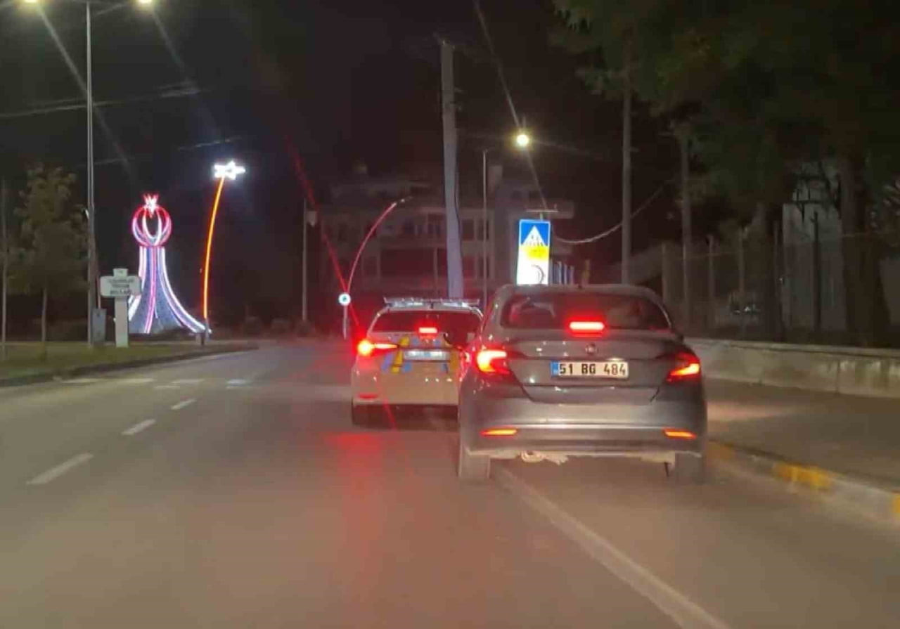 AKSARAY’DA POLİSİN ‘DUR’ İHTARINA UYMAYIP KAÇAN SÜRÜCÜSÜ İLE POLİSİN KOVALAMACASI KAMERAYA...