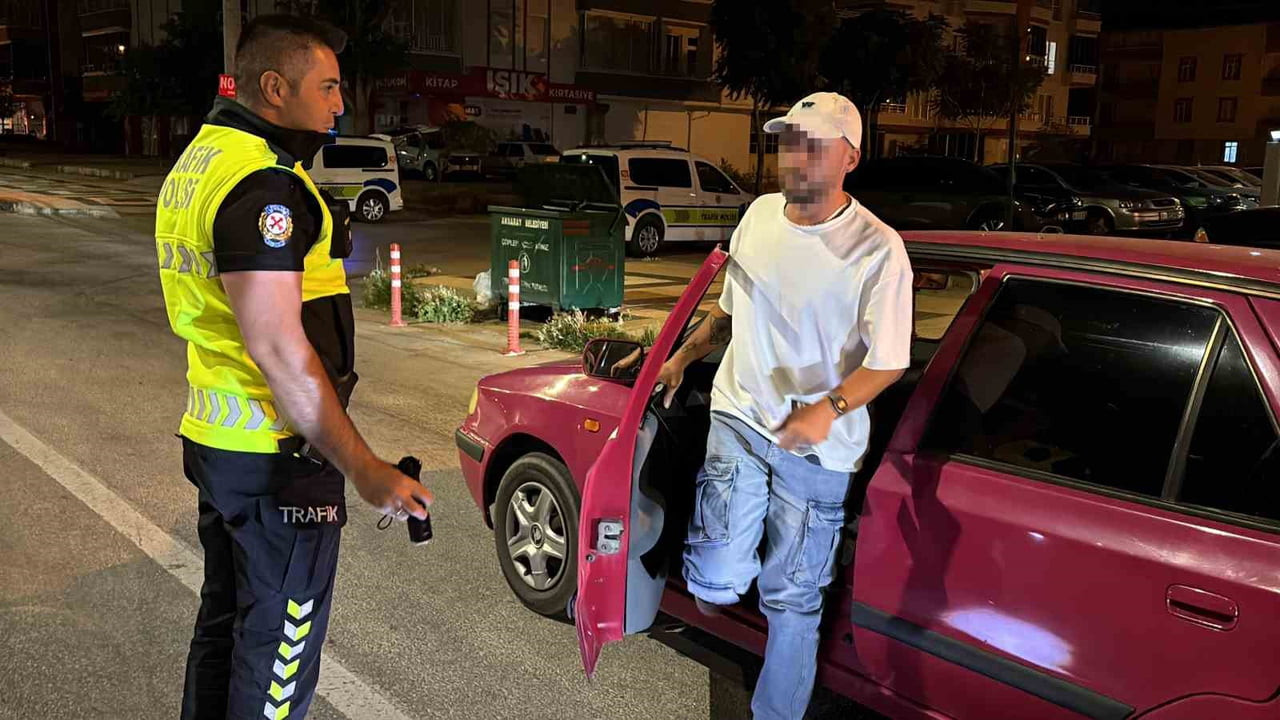 AKSARAY’DA POLİSİN UYGULAMASINDA ALKOLLÜ OLARAK POLİSE YAKALANAN SÜRÜCÜYE 25 BİN LİRA CEZA...