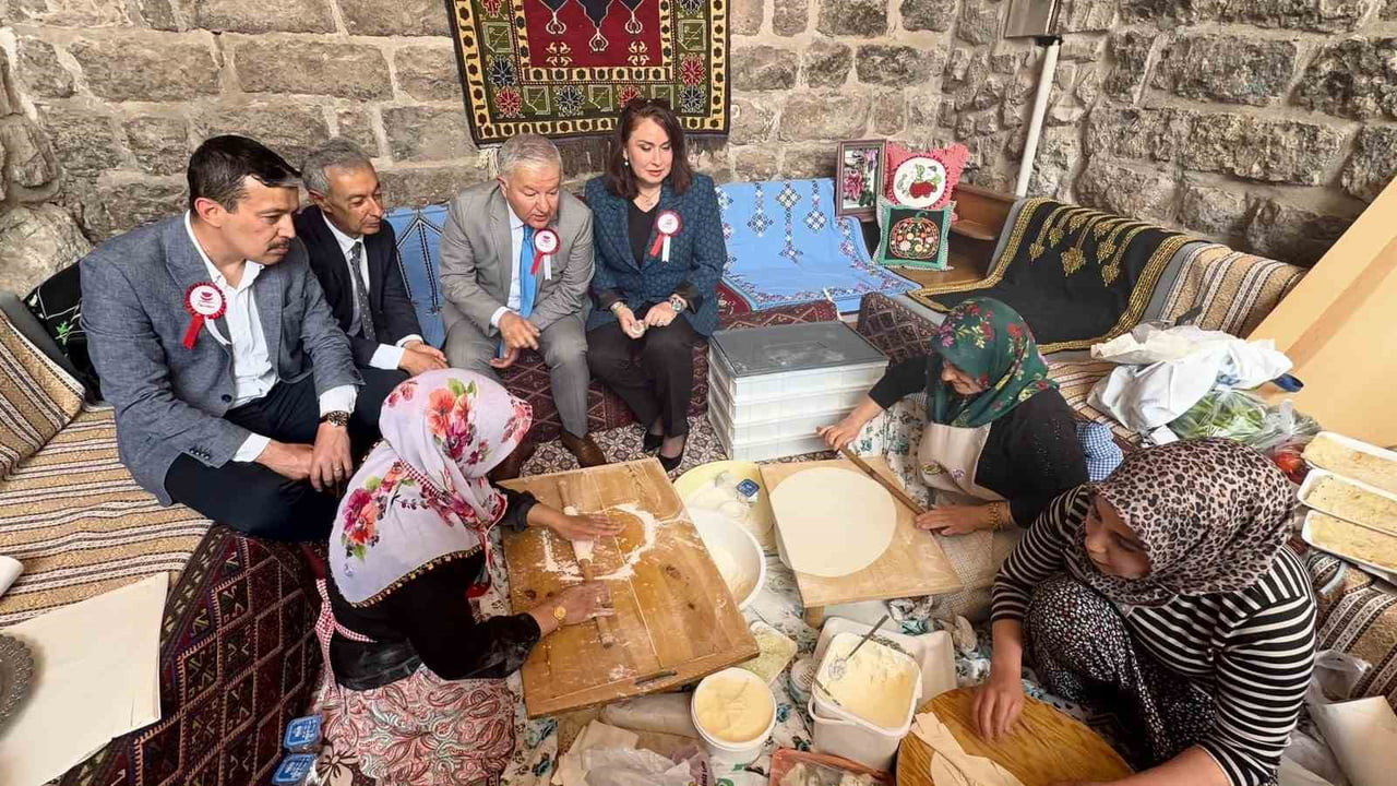 AKSARAY’DA "BİR SOFRADA MİRAS" TEMASIYLA DÜZENLENEN TÜRK MUTFAĞI HAFTASI ETKİNLİKLERİ KORTEJ...