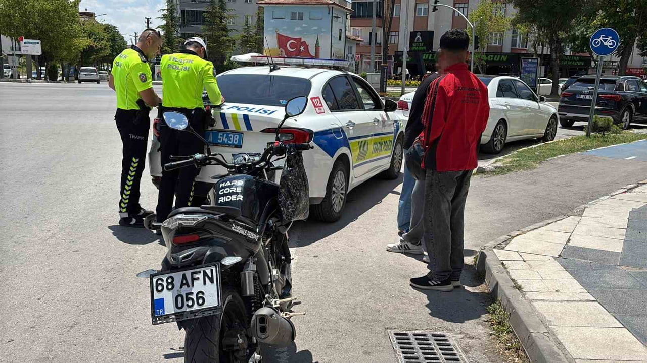 AKSARAY’DA SİGORTASIZ MOTOSİKLET SÜRÜCÜSÜNE ÇEŞİTLİ MADDELERDEN 85 BİN LİRA CEZA KESİLİRKEN...