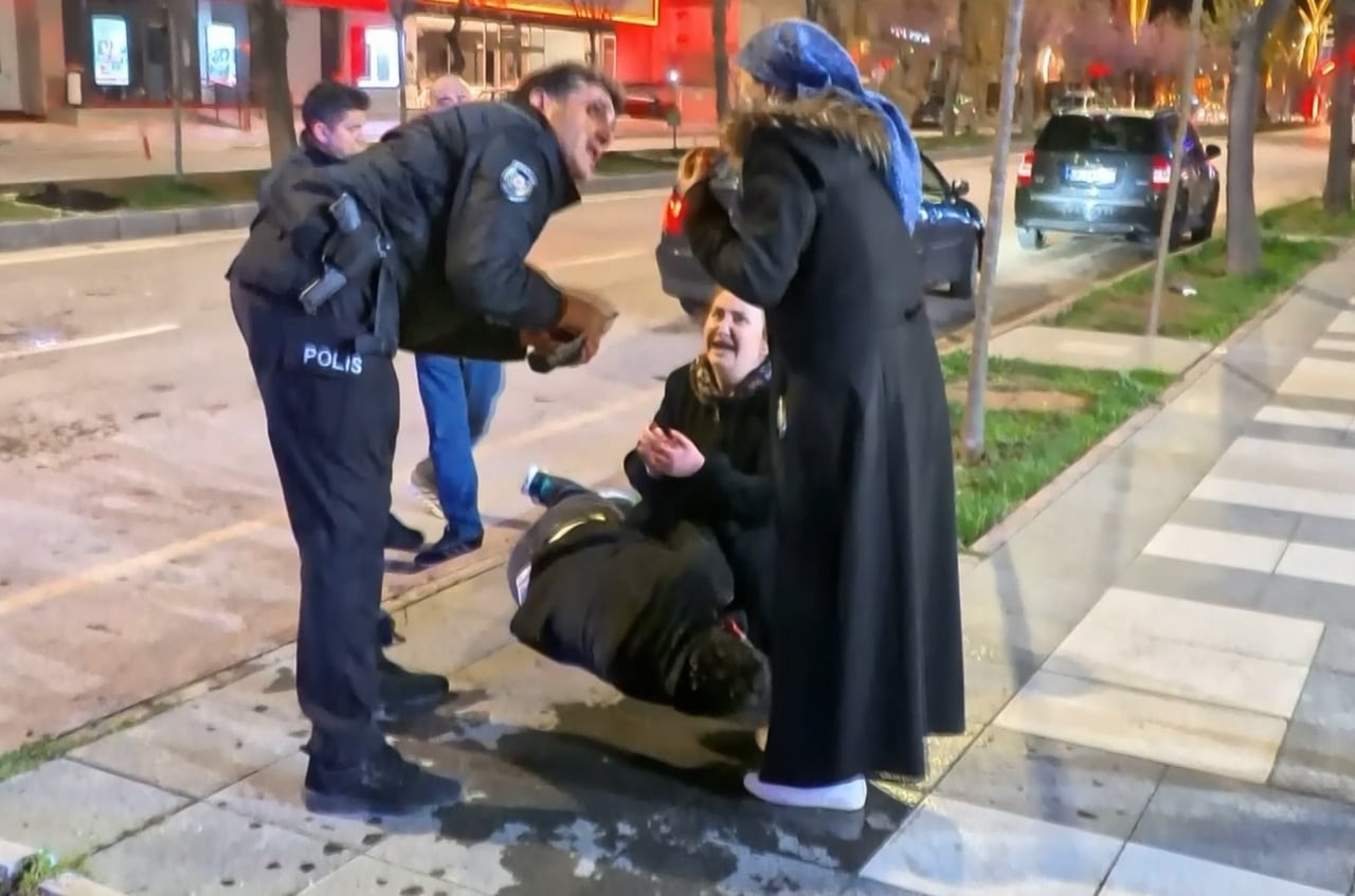 AKSARAY’DA YAN BAKTIN DİYE TARTIŞAN 2 GRUBUN TARTIŞMASI KISA SÜREDE KAVGAYA DÖNÜŞÜRKEN, TAŞ VE...