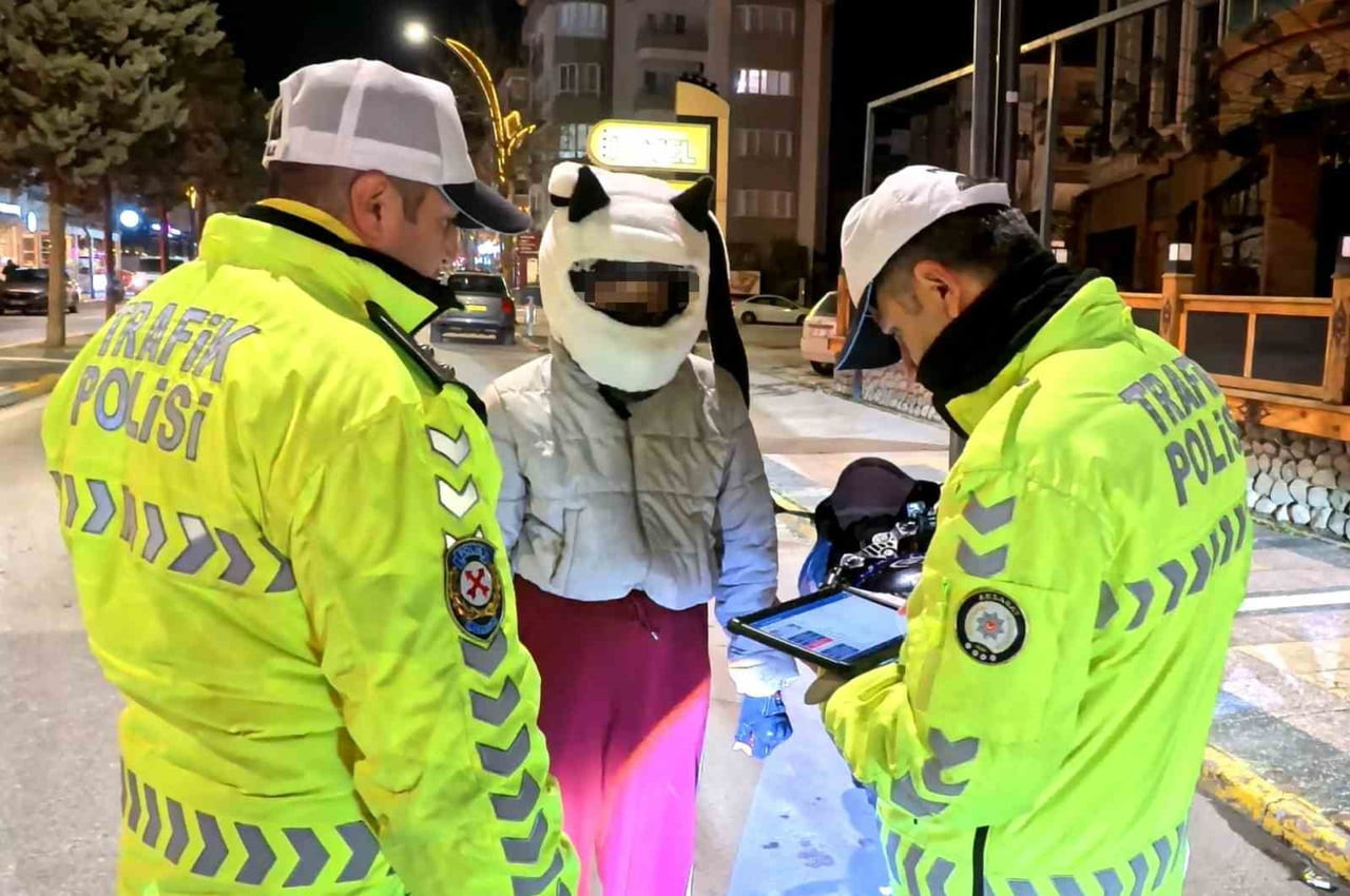 AKSARAY’DA YETERSİZ EHLİYETLE MOTOSİKLET ÜZERİNDE POLİSE YAKALANAN GENÇ SÜRÜCÜYE 11 BİN 629 LİRA...