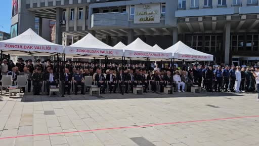 - Aksiyon filmlerini aratmayan gösteri: Arabaya atlayan 'Gaddar', zanlıyı böyle yakaladı