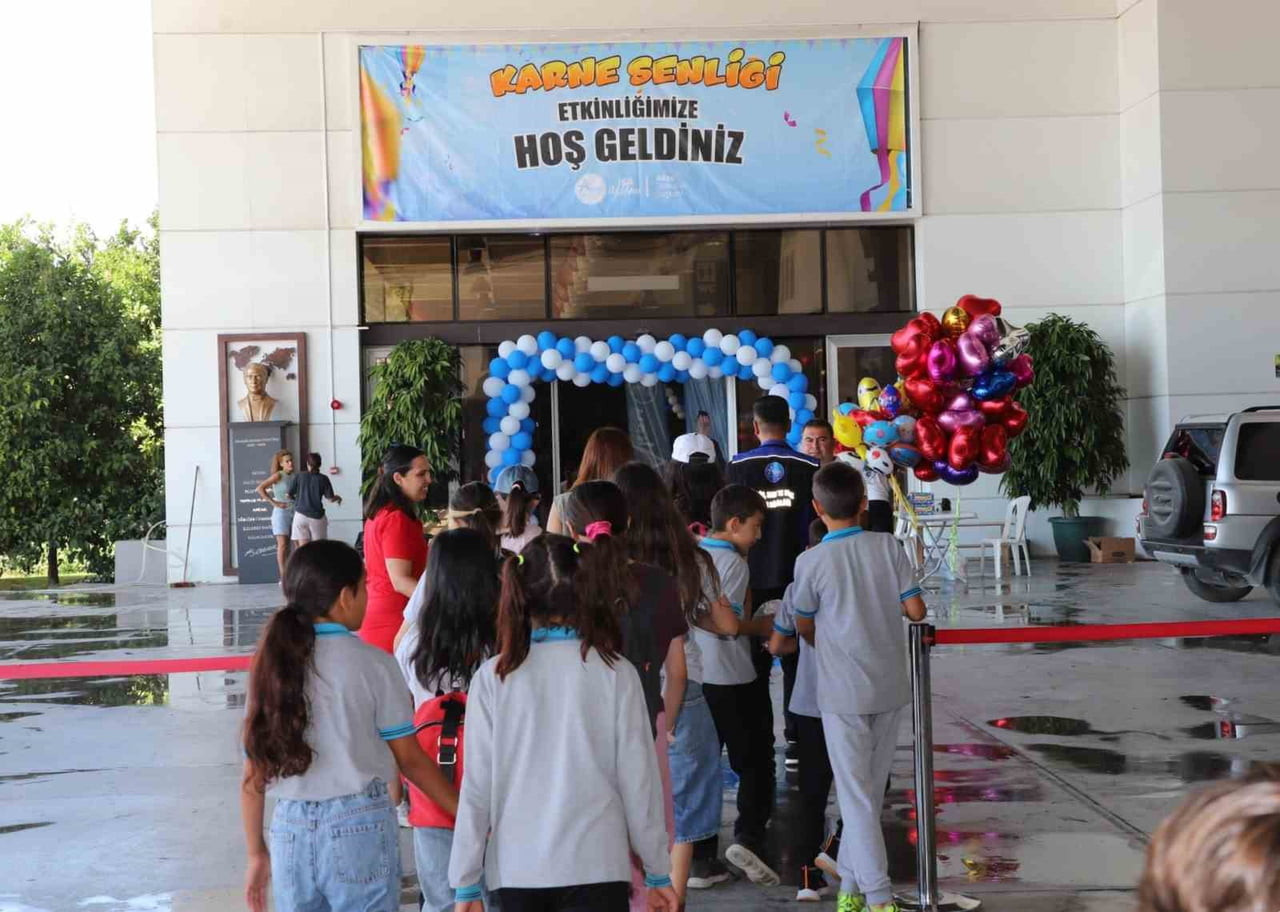 AKSU BELEDİYESİ TARAFINDAN ANFAŞ FUAR ALANI’NDA DÜZENLENEN KARNE ŞENLİĞİ, YÜZLERCE ÇOCUK VE...