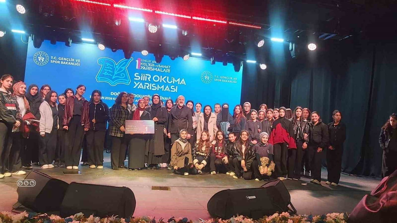 AKYAKALI ALEYNA KURTBAŞ ŞİİR OKUMA YARIŞMASINDA BÖLGE BİRİNCİSİ OLDU(KARS-İHA)