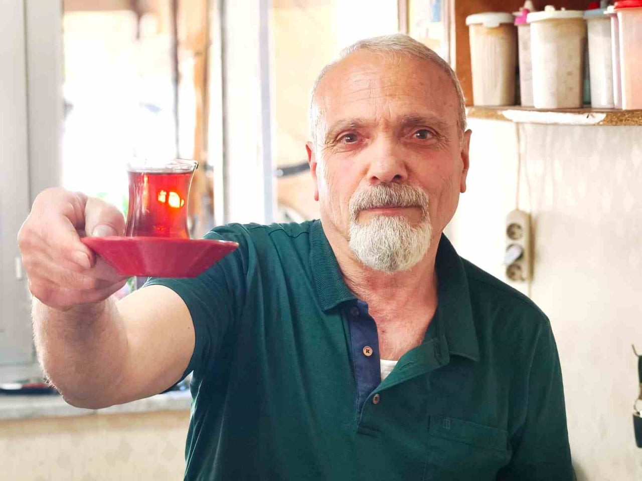 ALAATTİN BOZTAŞ, BİR YANDAN ÇAYCILIK YAPARKEN DİĞER YANDAN DA ANLIK OLARAK SÖYLEDİĞİ ŞİİRLERLE...