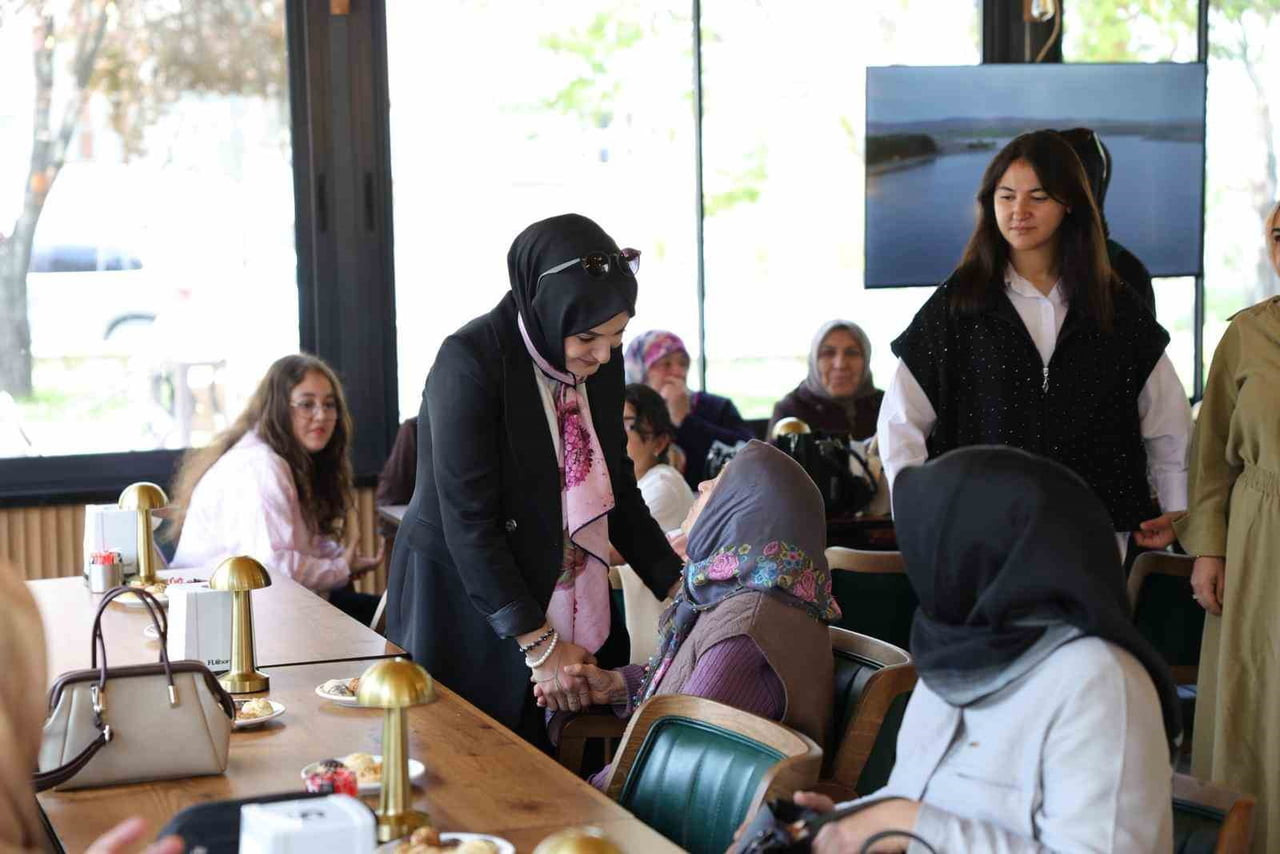 ALACA BELEDİYESİ TARAFINDAN ANNELER GÜNÜ DOLAYISIYLA DÜZENLENEN PROGRAMDA, EĞİTİMCİ-YAZAR ŞÜHEDA...