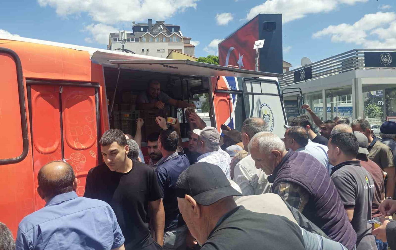 ALACA BELEDİYESİ TARAFINDAN CUMA NAMAZI ÇIKIŞINDA VATANDAŞLARA AŞURE İKRAM EDİLDİ.