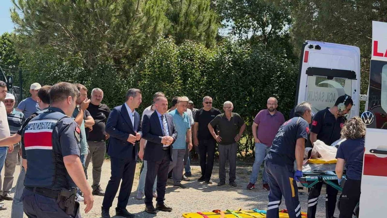 Alaçam'da traktör devrildi: Yaralı sürücü ambulans helikopterle hastaneye sevk edildi