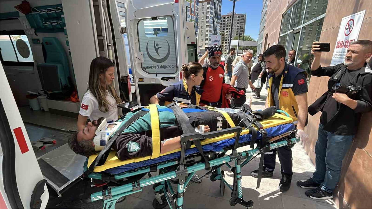 ALADAĞLAR'DA MAHSUR KALAN DAĞCI HELİKOPTERLE KURTARILDI