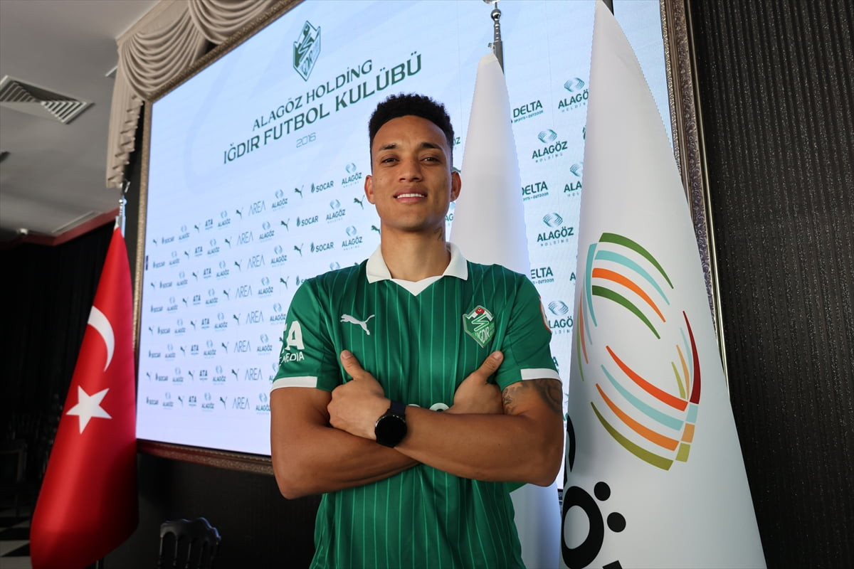 Alagöz Holding Iğdır FK, Bulgaristan 1. Lig ekiplerinden Levski Sofya’da forma giyen Wenderson...