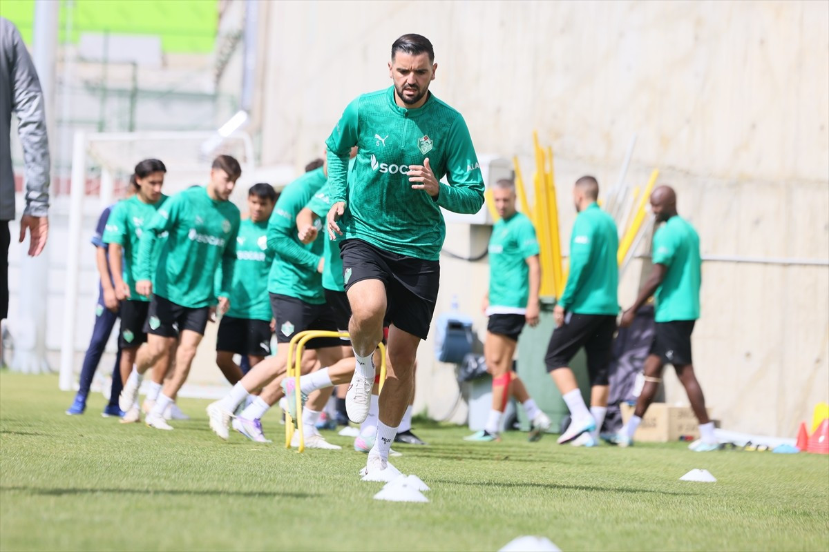 Alagöz Holding Iğdır FK, Trendyol 1. Lig'in 6. haftasında deplasmanda Eminevim Ümraniyespor ile...