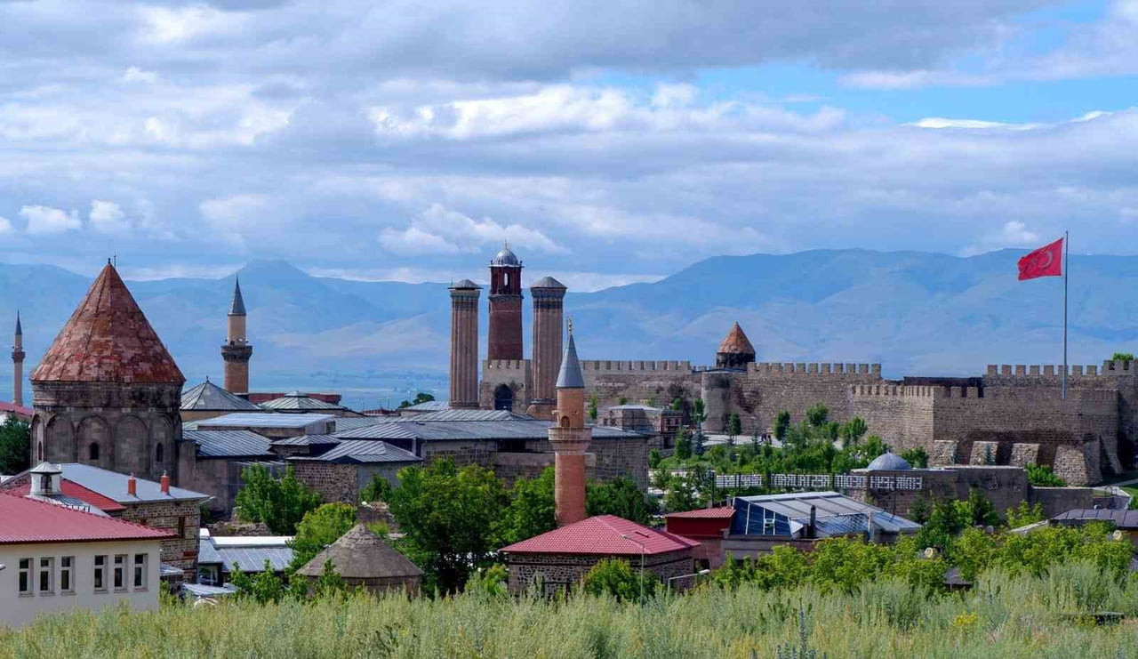 ALANYA ALAADİN KEYKUBAT ÜNİVERSİTESİ’NDEN ADEM KARACA’NIN "MANZARAYI SESLENDİRMEK: ERZURUM...