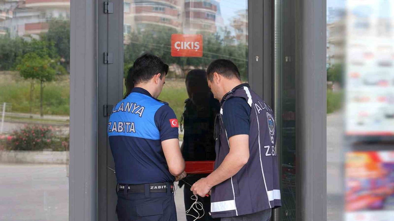 ALANYA BELEDİYESİ ZABITA MÜDÜRLÜĞÜ EKİPLERİNİN DENETİMLERİNDE SON KULLANMA TARİHİ GEÇMİŞ TAVUK...