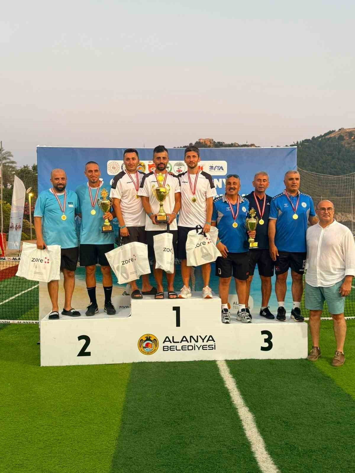 ALANYA BELEDİYESİ'NİN DESTEKLERİYLE DÜZENLENEN 6. GELENEKSEL ALANYA FUTNET AYAK TENİSİ TURNUVASI...