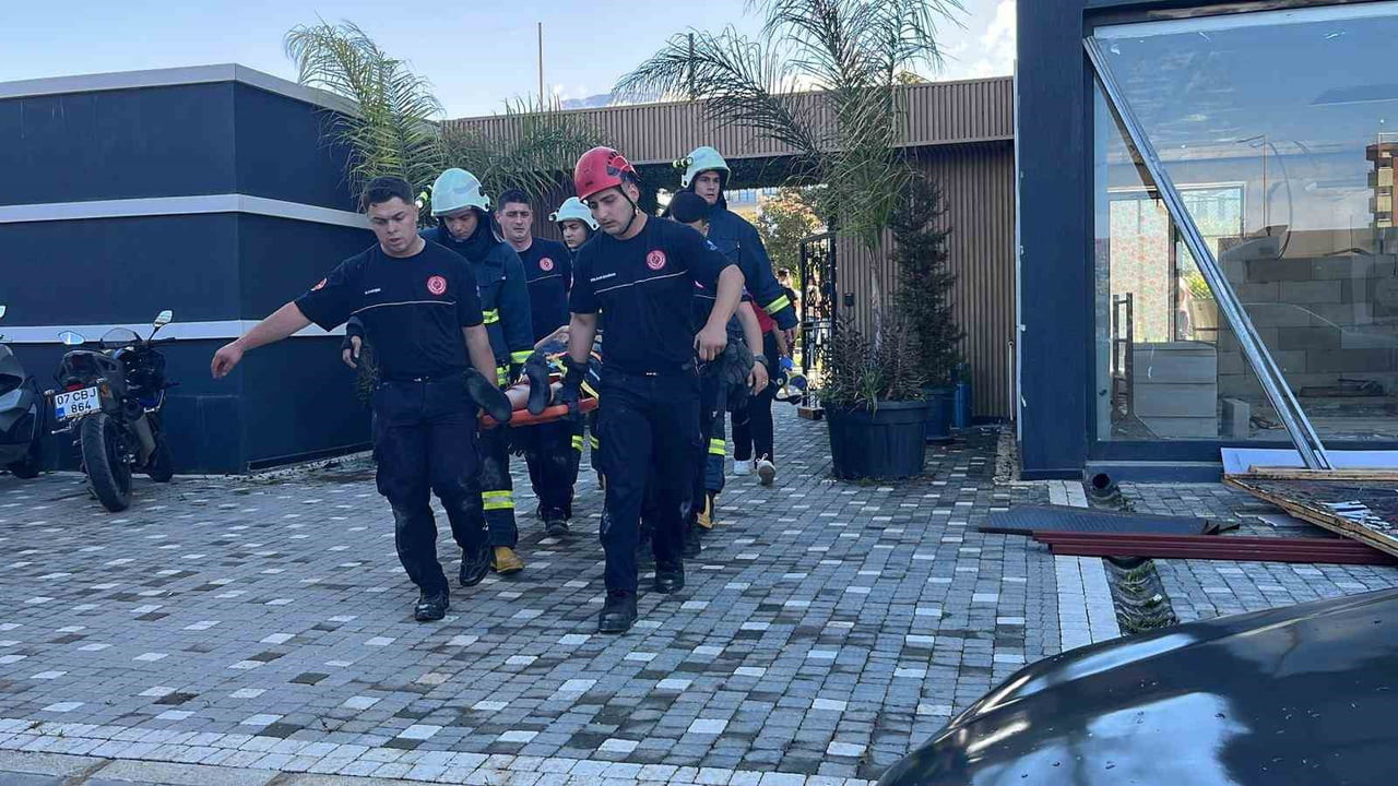ALANYA İLÇESİNDE BİR SİTEDE BULUNAN DAİRENİN ASMA TAVANININ ÇÖKMESİ SONUCU 2 KİŞİ HAFİF...