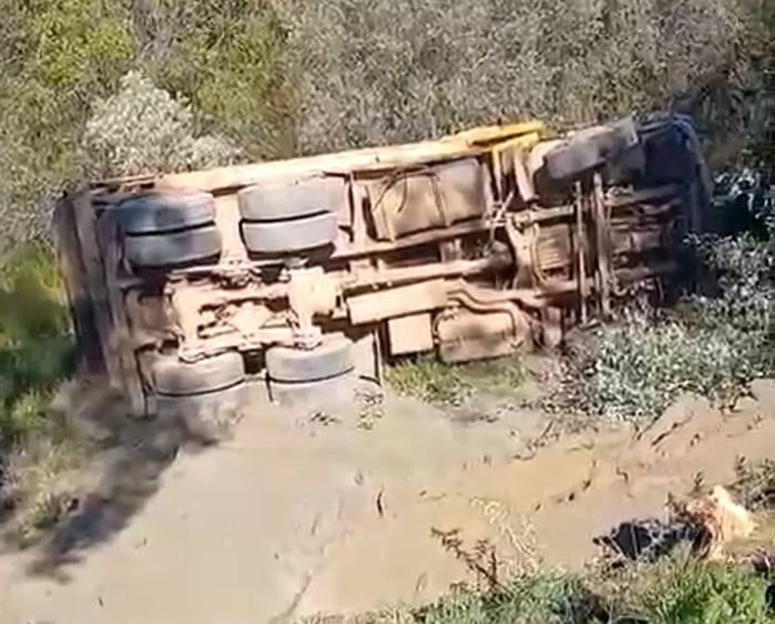 ALANYA İLÇESİNDE KAMYON ŞARAMPOLE DEVRİLDİ, ŞOFÖR HAYATINI KAYBETTİ.