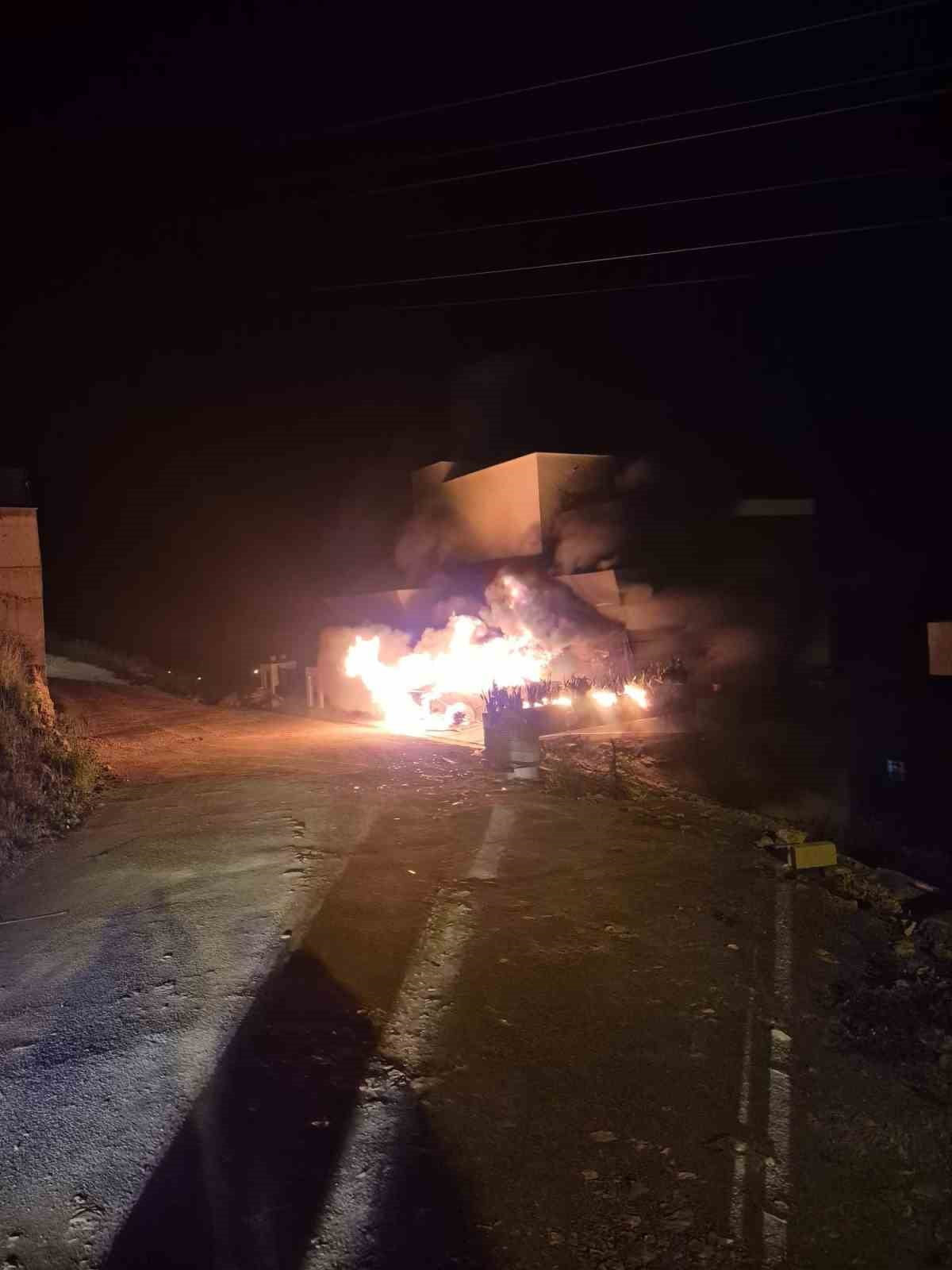 ALANYA İLÇESİNDE MÜSTAKİL EVDE ÇIKAN YANGINDA, EV VE PARK HALİNDEKİ ARAÇTA MADDİ HASAR MEYDANA...