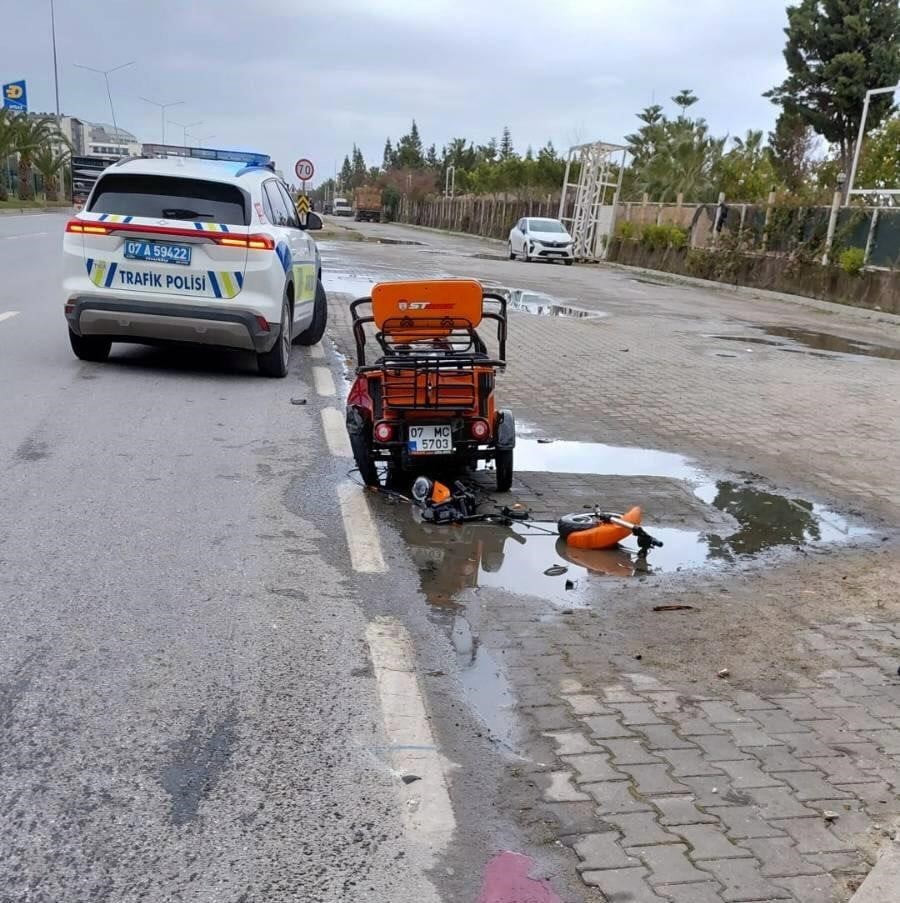 ALANYA İLÇESİNDE VİNÇ İLE ELEKTRİKLİ ÜÇ TEKERLEKLİ MOTOSİKLETİN ÇARPIŞTIĞI KAZADA RUS UYRUKLU 1...