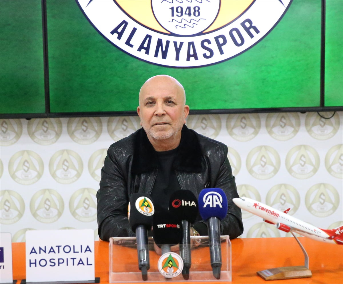 Alanyaspor Kulübü Başkanı Hasan Çavuşoğlu, Cengiz Aydoğan Tesisleri'nde gazetecilere açıklama...