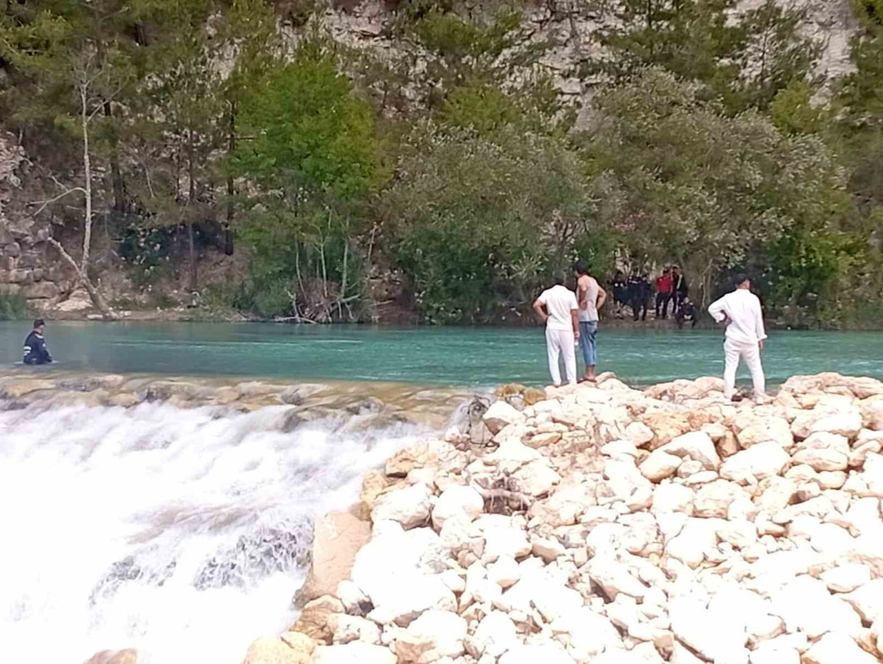ALARA ÇAYI'NA GİREN VE AKINTIYA KAPILARAK KAYBOLAN 25 YAŞINDAKİ GENCİ BULMAK İÇİN ARAMA ÇALIŞMASI...