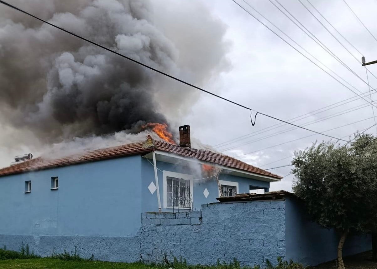 ALAŞEHİR İLÇESİNDE TEK KATLI BİR EVDE ÇIKAN YANGIN İTFAİYENİN HIZLI MÜDAHALESİYLE...