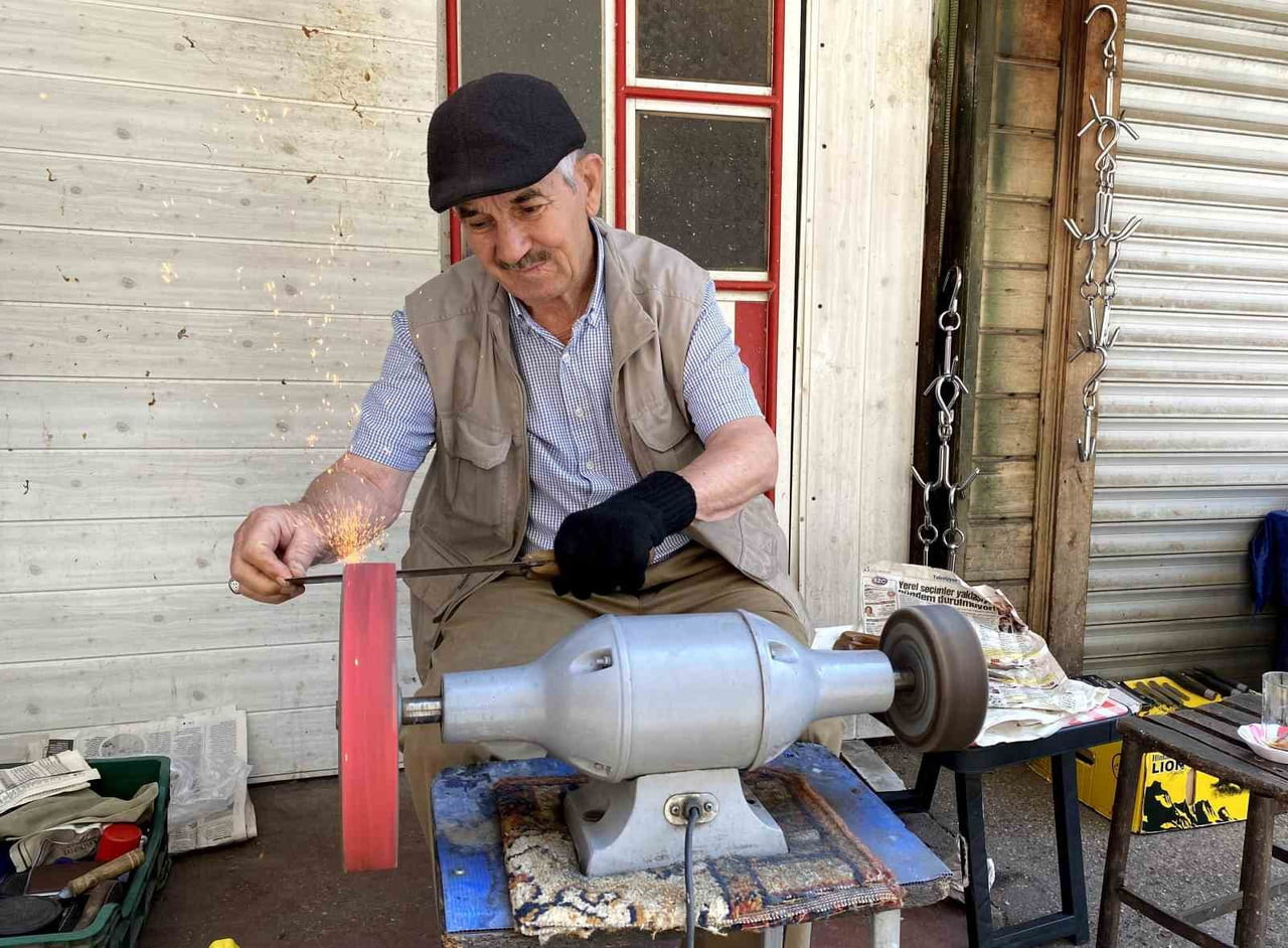 ALAŞEHİR’DE 34 YILDIR BIÇAK BİLEME İŞİ YAPAN MUSTAFA SARGIN, HER YIL OLDUĞU GİBİ BU YIL DA MURAT...